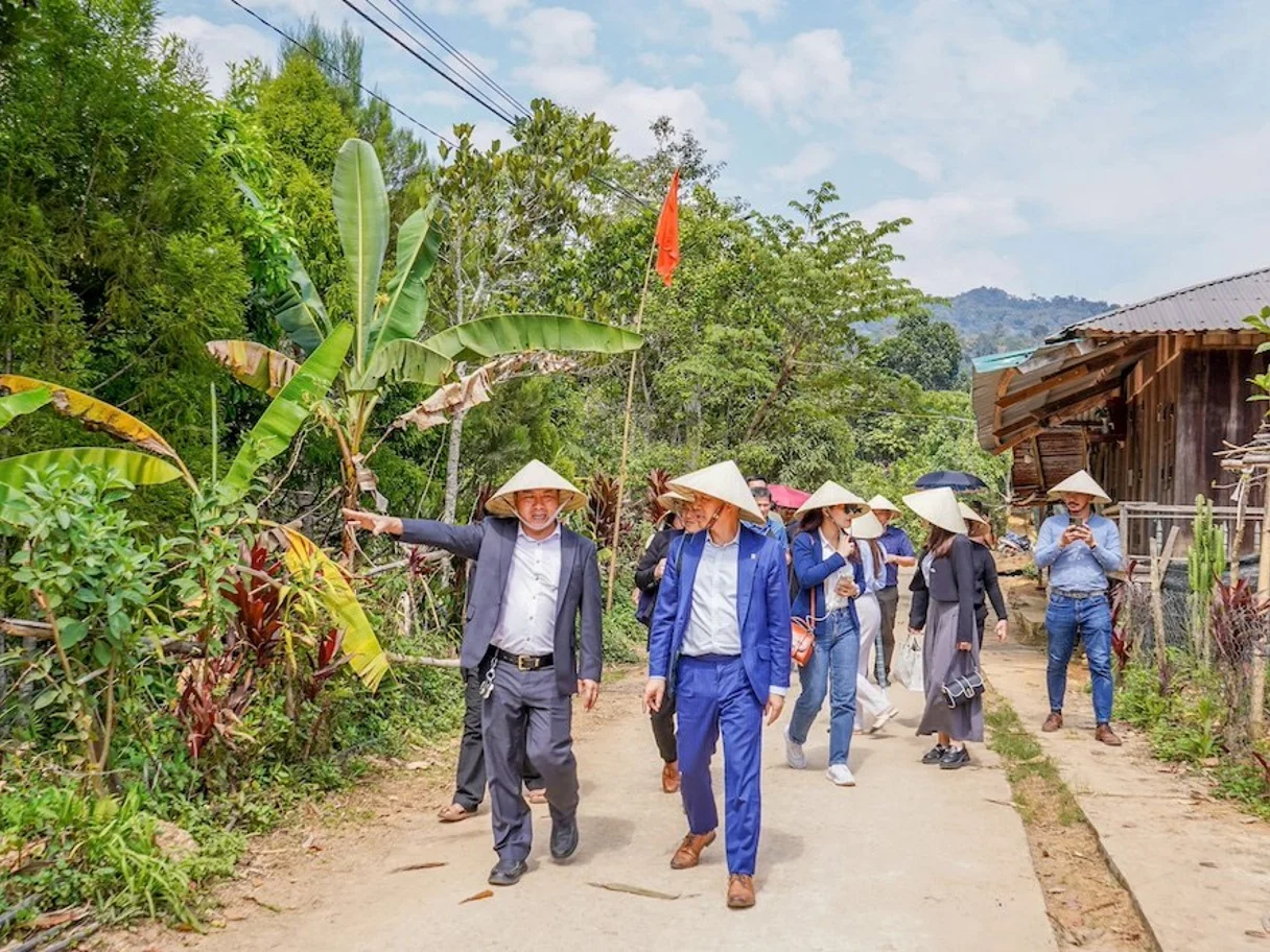 Hỗ trợ đồng bào Tây Giang